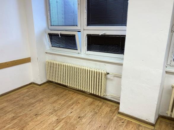 Sala przed montażem — grzejnik żeliwny